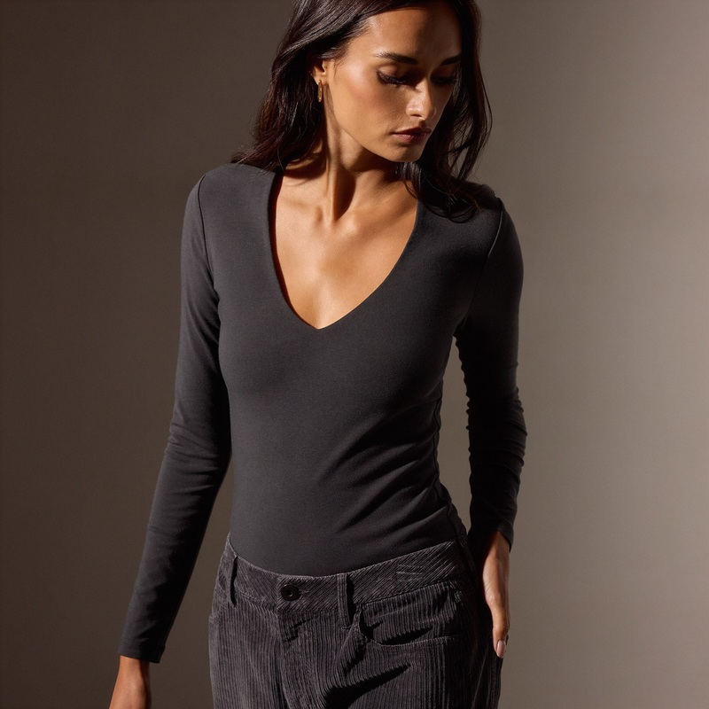 Stretch Lotus Deep V Tee – Carbon