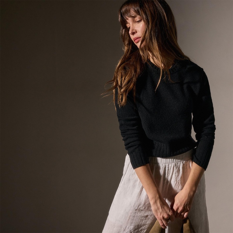 Soft Featherweight Cashmere Cropped Sweater – Black