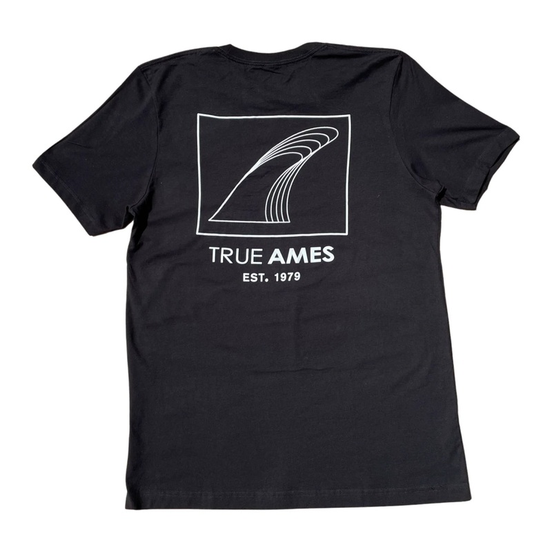 TRUE AMES MILTI-FIN LOGO T-SHIRT – BLACK